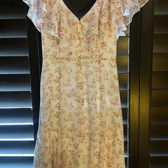 NWT. Floral WAYF Dress. Excellent condition. - Picture 10 of 11